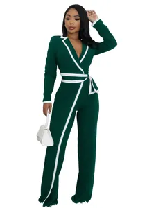 Mono elegante verde oscuro de manga larga con ribetes blancos a contraste y cinturón de lazo