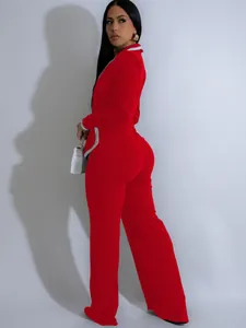 Mono largo rojo de manga larga para mujer con detalles en contraste blanco