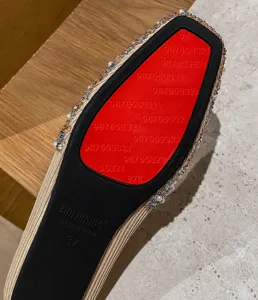 Dettaglio della suola in gomma rossa antiscivolo per ballerine con bordo di perle.