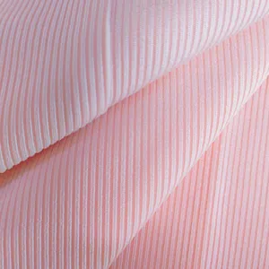 Detailansicht der weichen hellrosa gerippten Stofftextur für modische Jumpsuits