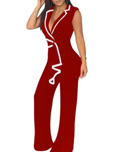 Gesamtansicht des roten Jumpsuits mit V-Ausschnitt und weißen Paspeln auf weißem Grund