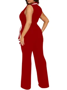 Rückansicht eines eleganten roten ärmellosen Overalls mit V-Ausschnitt und weitem Bein