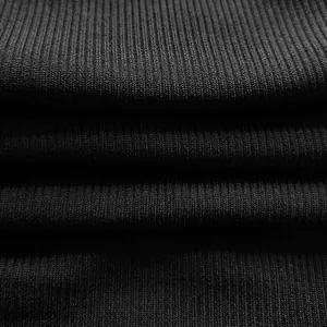 Makro-Nahaufnahme der Textur und Details des schwarzen Rippstrick-Stoffmaterials