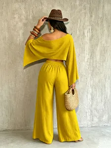 Detalle posterior de conjunto resort de dos piezas amarillo mostaza con pantalón ancho