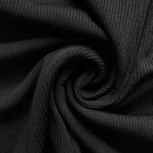 Detaillierte Makroansicht der hochwertigen schwarzen Rippstoffstruktur für Damen-Jumpsuits
