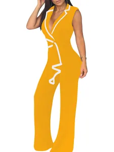 Ganzkörperansicht des gelben ärmellosen Jumpsuits mit V-Ausschnitt und weitem Bein
