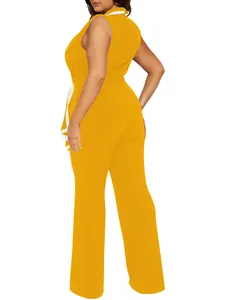 Rückenansicht des modischen gelben ärmellosen Jumpsuits mit eleganten weißen Akzenten.