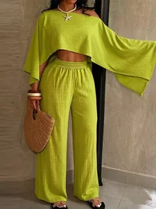 Vista completa del conjunto de top asimétrico verde lima y pantalón de pernera ancha