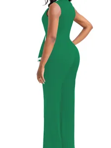 Detaillierte Seitenansicht eines eleganten grünen ärmellosen Jumpsuits mit weitem Bein