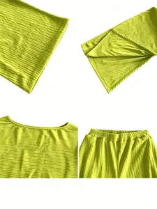 Detalles de la textura y el acabado del conjunto de top con hombros caídos y pantalón