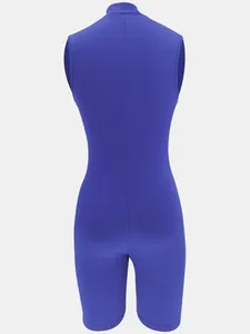 Detailansicht der Rückseite eines blauen ärmellosen Bodysuits mit gerippter Textur