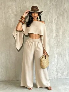 Conjunto chic de mujer con top corto de un solo hombro en color liso y pantalones de pata ancha