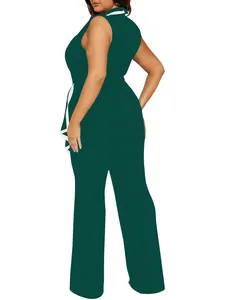 Ärmelloser dunkelgrüner Jumpsuit mit weitem Bein, weißem Kragendetail und Bindegürtel.