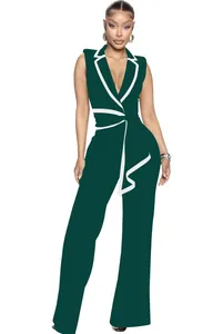 Detailansicht eines dunkelgrünen ärmellosen Jumpsuits mit weißer Paspelierung und Kragen.