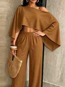 Conjunto de vacaciones de dos piezas marrón con top asimétrico y pantalones anchos