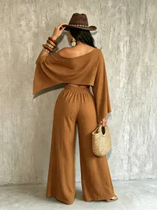 Vista trasera del conjunto de top con hombros descubiertos y pantalones anchos