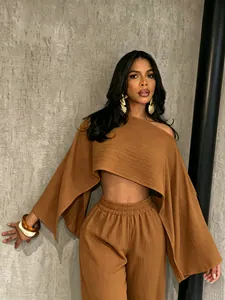 Conjunto elegante de top corto asimétrico marrón y pantalones de talle alto a juego