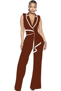Vollansicht eines braunen Jumpsuits mit kontrastierender weißer Paspel und Taillenbindung