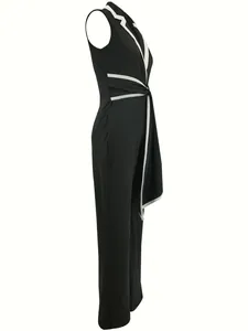 Seitenansicht des eleganten schwarzen ärmellosen Jumpsuits mit weißem Paspel-Detail