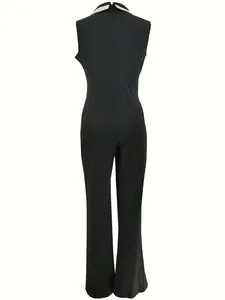 Rückansicht eines schwarzen ärmellosen Jumpsuits mit weitem Bein und weißem Kragen.