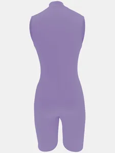 Rückansicht eines ärmellosen violetten Rippstrick-Jumpsuits mit figurbetonter Silhouette