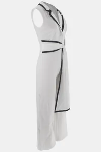 Eleganter ärmelloser weißer Jumpsuit mit V-Ausschnitt, Kontrastpaspel und weitem Beindetail