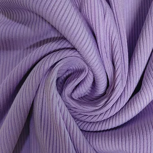 Makroansicht der weichen lavendelfarbenen Rippstoff-Textur mit detaillierten Strickstreifen