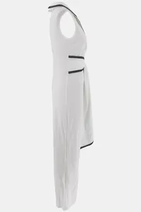 Seitenansicht eines eleganten weißen ärmellosen Overalls mit V-Ausschnitt