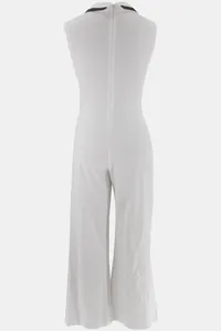 Rückansicht eines eleganten weißen ärmellosen Overalls mit weitem Bein und Streifen