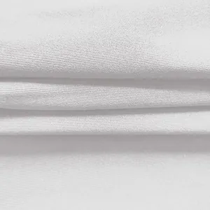 Nahaufnahme der weichen und atmungsaktiven Textur des weißen Stoffes für diesen Jumpsuit