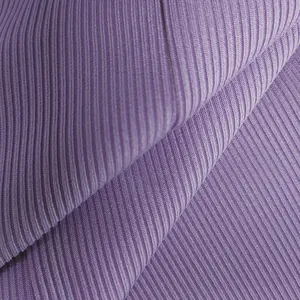 Nahaufnahme der lila gerippten Strickstofftextur des modischen trendigen Damen-Jumpsuits
