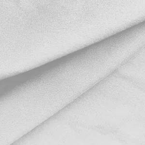 Detailansicht der glatten weißen Stoffstruktur für einen ärmellosen Sommer-Jumpsuit