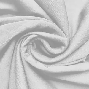 Detaillierte Nahaufnahme der weichen Stoffstruktur eines hellgrauen eleganten Sommer-Jumpsuits