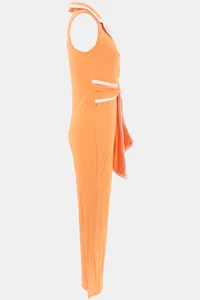 Seitenansicht des ärmellosen Jumpsuits in Orange mit stilvollen weißen Kontrasten