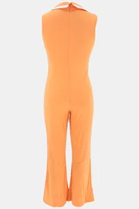 Rückansicht eines ärmellosen orangefarbenen Jumpsuits mit weißem Kragen und weitem Bein