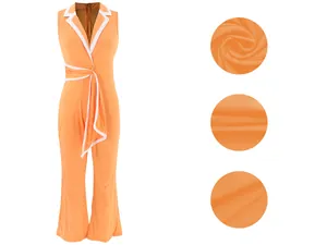 Detailansicht eines stilvollen orangefarbenen Jumpsuits mit V-Ausschnitt und Stoffstruktur