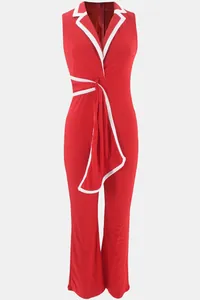 Eleganter roter ärmelloser Jumpsuit mit weißem Kontrastrevers und modischem Bindegürtel-Detail