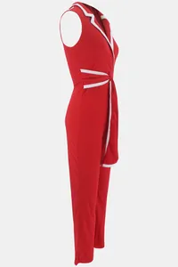Seitenansicht eines eleganten roten ärmellosen V-Ausschnitt-Jumpsuits mit weißem Saum.