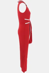 Seitenansicht eines leuchtend roten ärmellosen Jumpsuits mit weitem Bein und weißem Rand