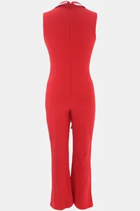 Rückansicht eines roten, ärmellosen Jumpsuits mit weitem Bein, weißem Kragen und Reißverschluss