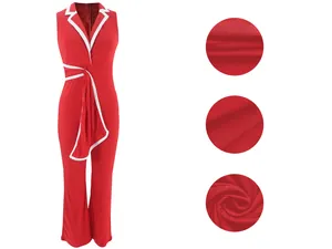 Detailansicht eines schicken roten ärmellosen V-Ausschnitt-Jumpsuits mit weißem Saum.