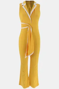 Eleganter gelber ärmelloser Jumpsuit mit V-Ausschnitt, weißem Besatz und weitem Bein