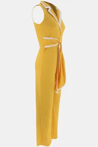 Seitenansicht eines eleganten gelben ärmellosen Jumpsuits mit V-Ausschnitt-Detail