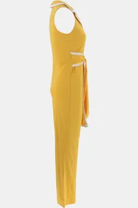Seitenansicht des eleganten gelben ärmellosen Overalls mit weißen Paspeldetails.