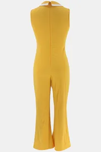 Detaillierte Rückansicht eines eleganten gelben ärmellosen V-Ausschnitt-Jumpsuits