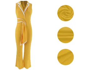Modischer gelber ärmelloser Jumpsuit mit V-Ausschnitt und Stoffstrukturdetails