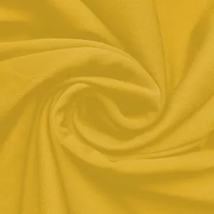 Detailaufnahme von senfgelbem Strickstoff mit Wirbelstruktur für einen Sommer-Jumpsuit
