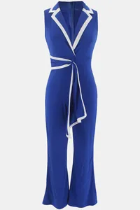 Vollansicht eines eleganten blauen ärmellosen Jumpsuits mit feiner weißer Paspel