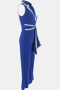 Seitenansicht des eleganten königsblauen ärmellosen Jumpsuits mit V-Ausschnitt Damen