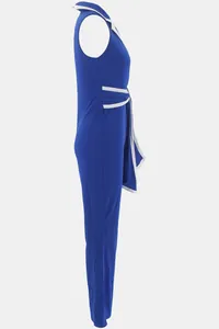 Eleganter ärmelloser Jumpsuit in Königsblau mit weißem Besatz und Taillendetail.